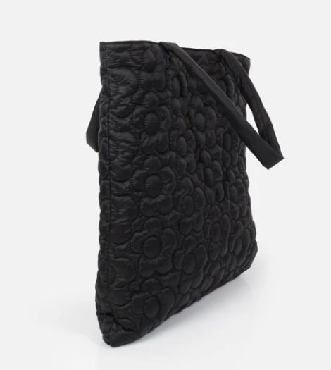 Sac cabas noir en nylon matelassé avec fleurs brodées Sac cabas noir en nylon matelassé avec fleurs brodées