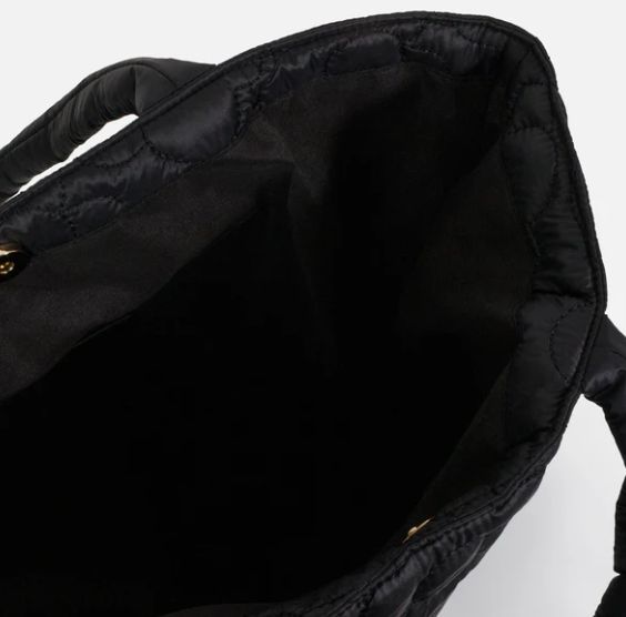 Sac cabas noir en nylon matelassé avec fleurs brodées Sac cabas noir en nylon matelassé avec fleurs brodées