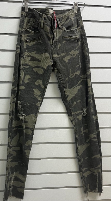 Pantalon taille haute troué aux genoux bas effiloché motif camouflage